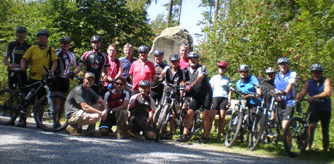 Bei der SCOTT-Genius-Tour informierte Projektmitarbeiter Ronald Ledermüller vom Landschaftspflegeverband die Biker über die seltenen Auerhühner im Fichtelgebirge.