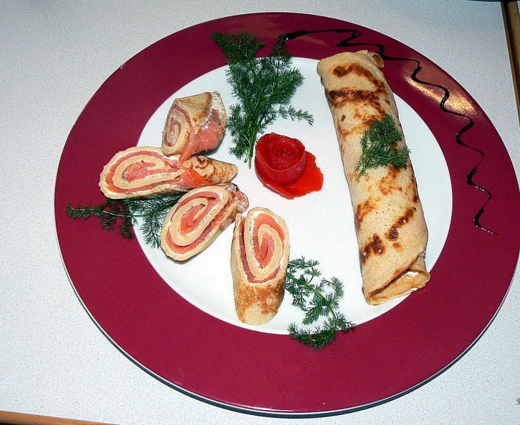Bärwurz-Lachsröllchen in Pfannenkuchen