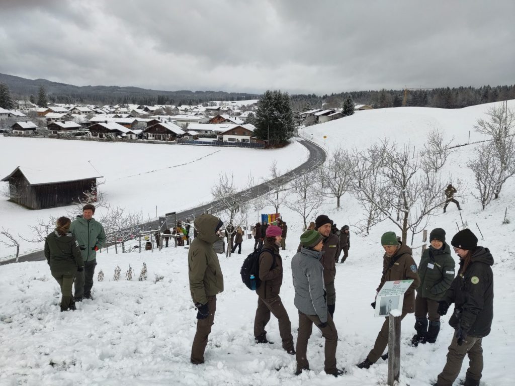 Angeregte Gespräche auf der „Klimawiese“ des Naturparks Ammergauer Alpen - Naturpark Fichtelgebirge