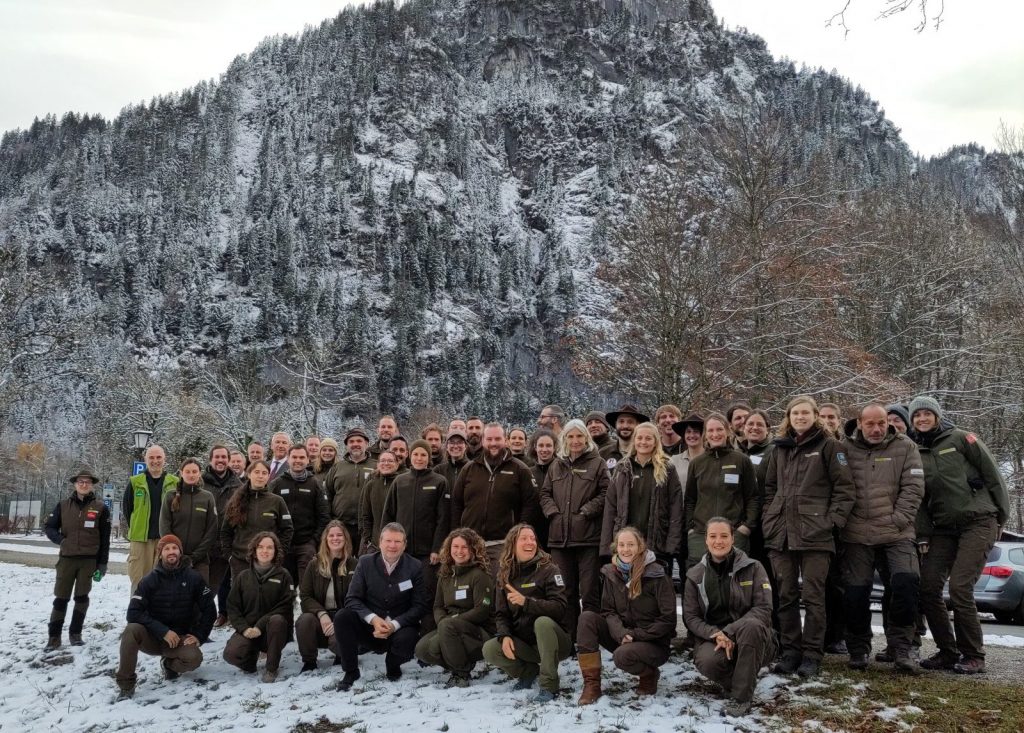 Gruppenbild vor dem Kofel bei Oberammergau - Bayerisches Rangertreffen 2025 - Naturpark Fichtelgebirge